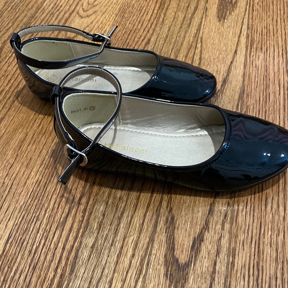 Girls patent leather shoes